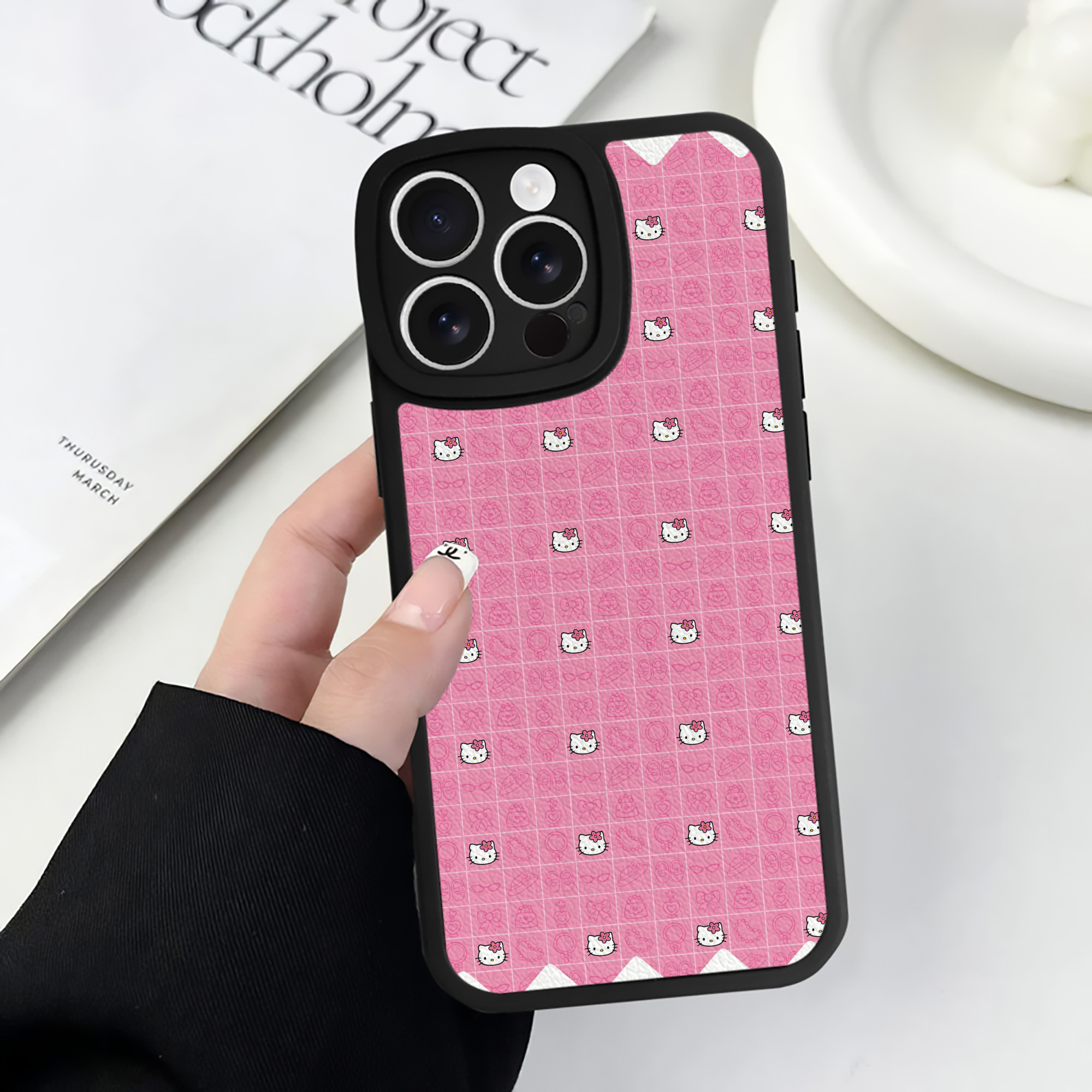 （画像用） Hello Kitty ハローキティ 【iPhone 16シリーズ対応】シリコンスマホケース（レザー調） 材質：シリコン